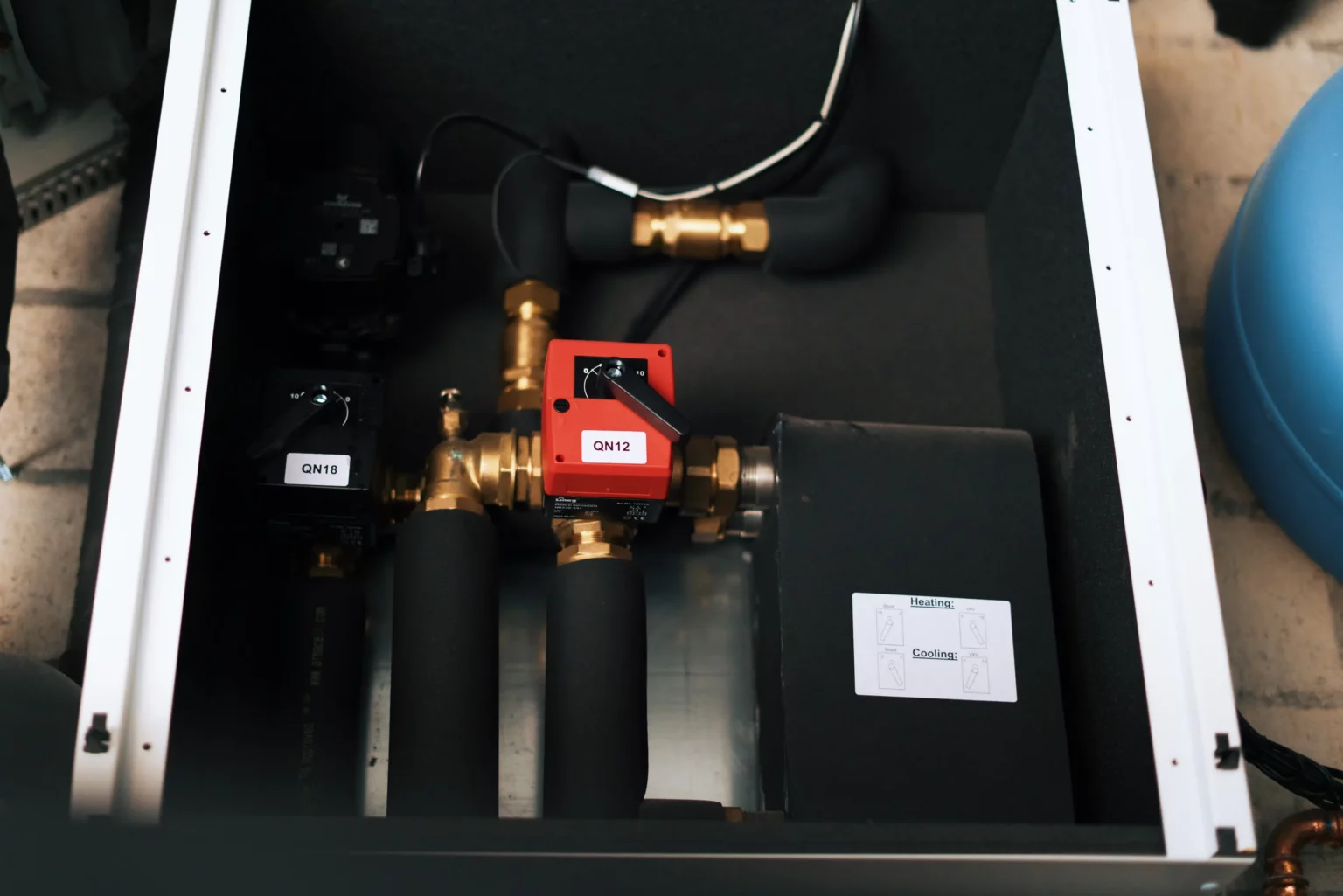 Vloerverwarming, klimaatplafonds, een geothermische warmtepomp, ventilatiesysteem D en sanitair in Villa SB in Dessel.