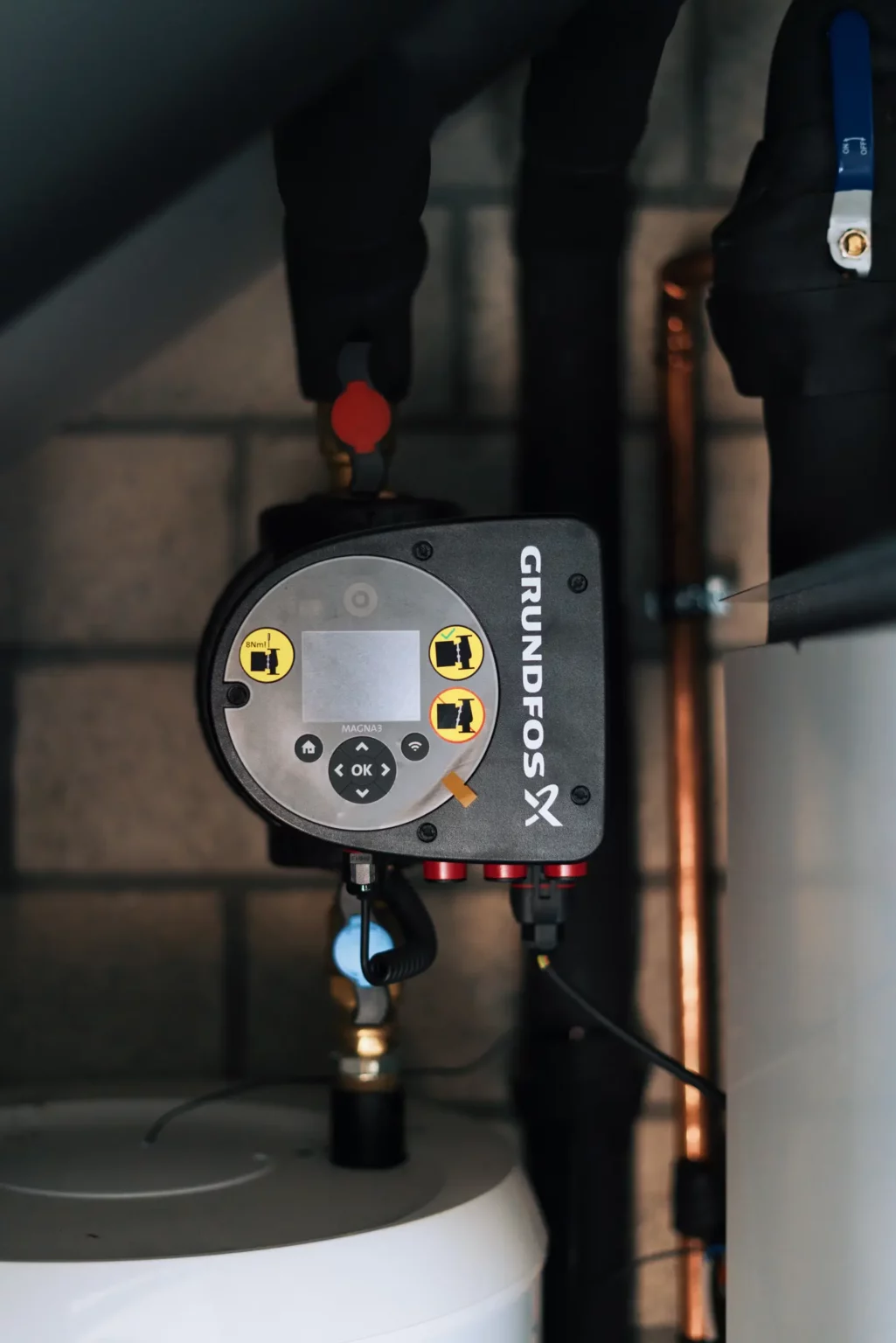 Vloerverwarming, klimaatplafonds, een geothermische warmtepomp, ventilatiesysteem D en sanitair in Villa SB in Dessel.