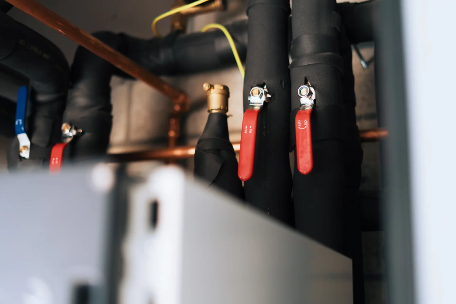 Vloerverwarming, klimaatplafonds, een geothermische warmtepomp, ventilatiesysteem D en sanitair in Villa SB in Dessel.