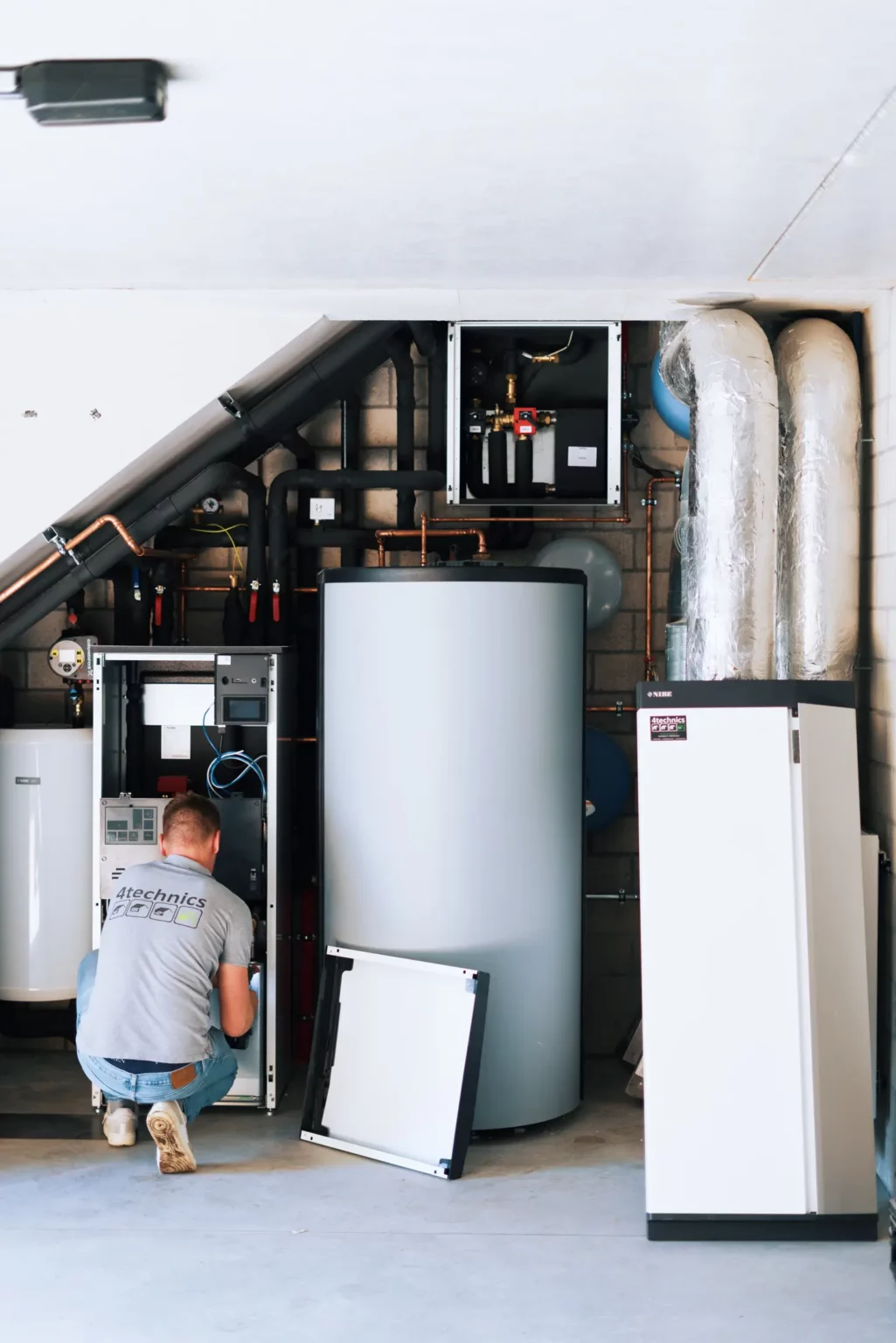 Vloerverwarming, klimaatplafonds, een geothermische warmtepomp, ventilatiesysteem D en sanitair in Villa SB in Dessel.